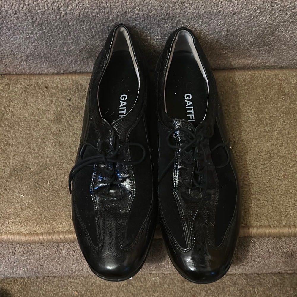 GAITFLEX(BY LANGER)-BEAUTIFUL EXCELLENTLY CRAFTED BLACK PATENT & SUEDE TIE UP